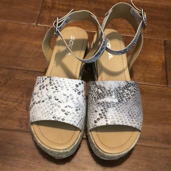 Soda platform sandals
